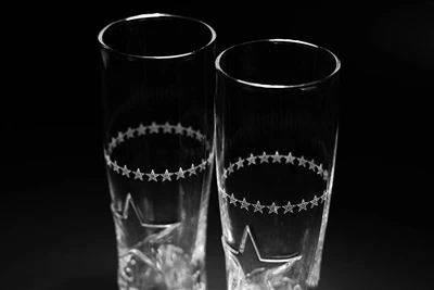 ZGS Glass استانداردهای صنعت را با حفاری لیزری پیشرفته برای ظروف شیشه ای سفارش...