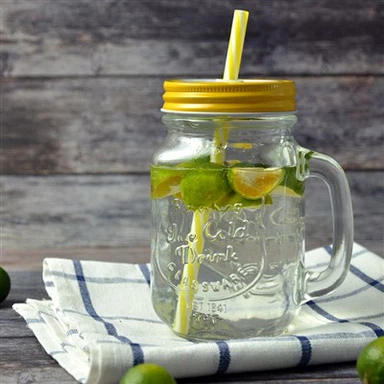 شیشه نوشیدنی با نی